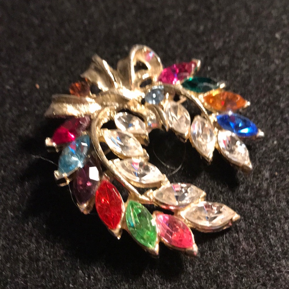 Multi color fashion pin